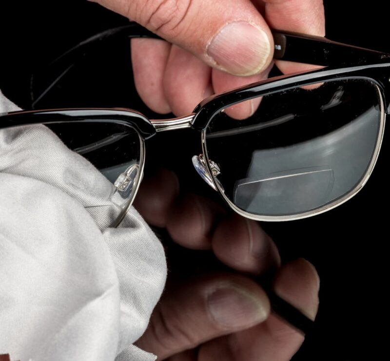 Bifocal lens with visible lines